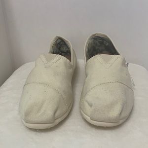 NWOT TOMS Classic Slip On shoes